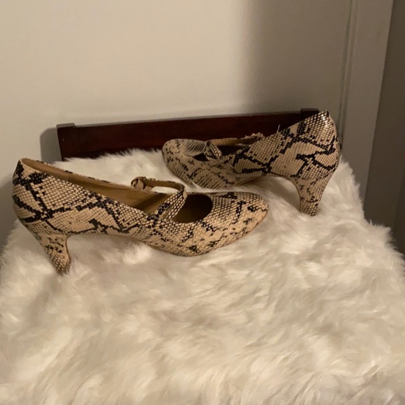 SHOES - Picture 2 of 8